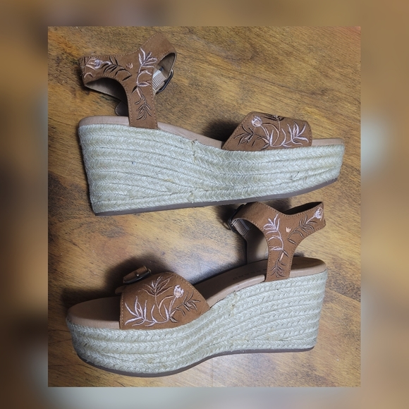 Lucky Brand Wedge, Beige, Size 6.5 - Picture 2 of 3